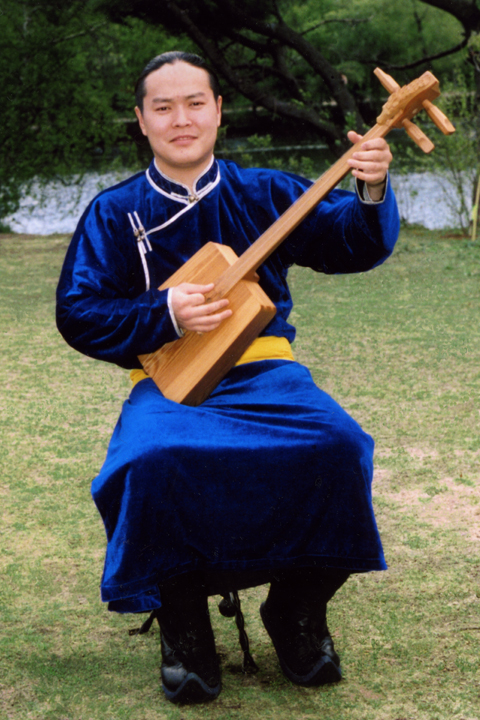 Ayan-ool Sam playing a doshpuluur