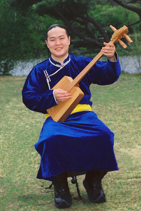 Ayan-ool Sam playing a doshpuluur