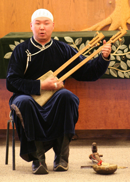 Bady-Dorzhu Ondar playing a double doshpuluur