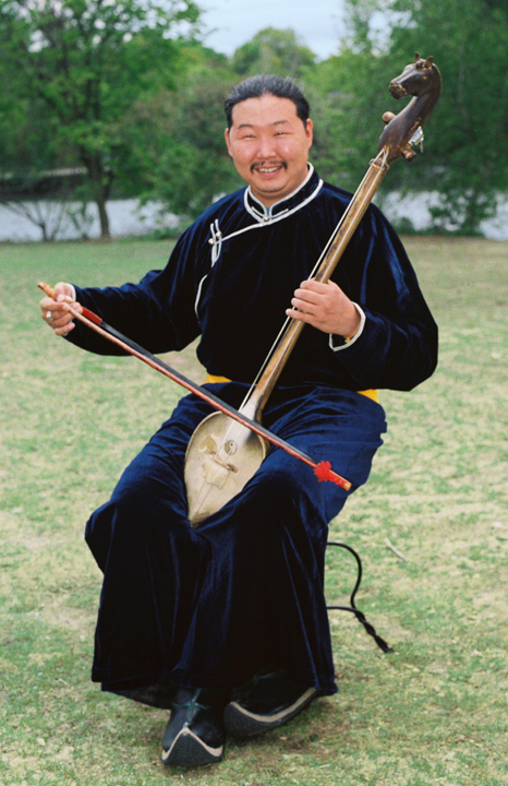 Bady-Dorzhu Ondar playing an igil
