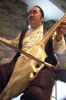 Mai-ool Sedip playing an igil made from a horse's skull