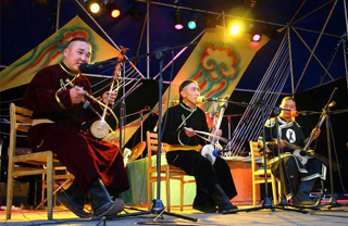 Mai-ool Sedip, Sergei Sotpa and Bady-Dorzhu Ondar at Ustuu-Huree 2004