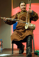 Nachyn Choodu playing the byzaanchy in Prague