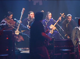 Nachyn Choodu, Bady-Dorzhu Ondar, Ayan-ool Sam, Ayan Shirizhik, Bela Fleck (front)